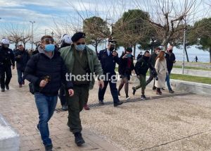 Ένταση στον Λευκό Πύργο – Προσαγωγές ατόμων που έριξαν τον σταυρό στη θάλασσα