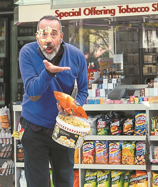 «To Facebook είναι από μόνο του μια επιθεώρηση»