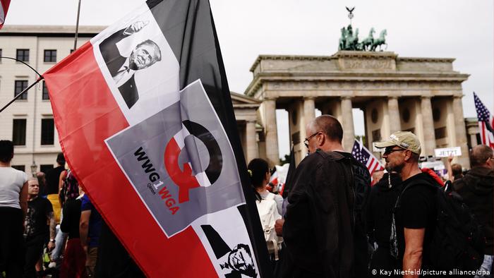 Και τώρα χωρίς Τραμπ: H γερμανική «ακτινογραφία» των QAnon