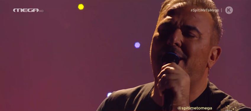 «Μείνε λίγο στην γραμμή» λέει ο Αντώνης Ρέμος και συγκινεί το κοινό του MEGA