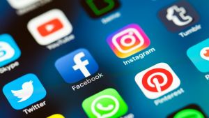 Για ακόμη έξι μήνες σε εγρήγορση τα social media για τα fake news για τον κοροναϊό