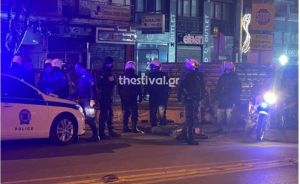 Eκανε το λάθος να την προσβάλει μπροστά στον σύντροφό της