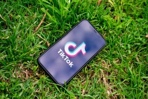 Tik Tok : 48χρονη ιταλίδα ιinfluencer κατηγορείται για υποκίνηση σε αυτοκτονία της 10χρονης