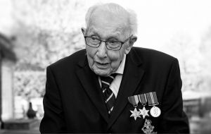 Στο νοσοκομείο με κοροναϊό ο Βρετανός βετεράνος που συγκέντρωνε χρήματα για το NHS