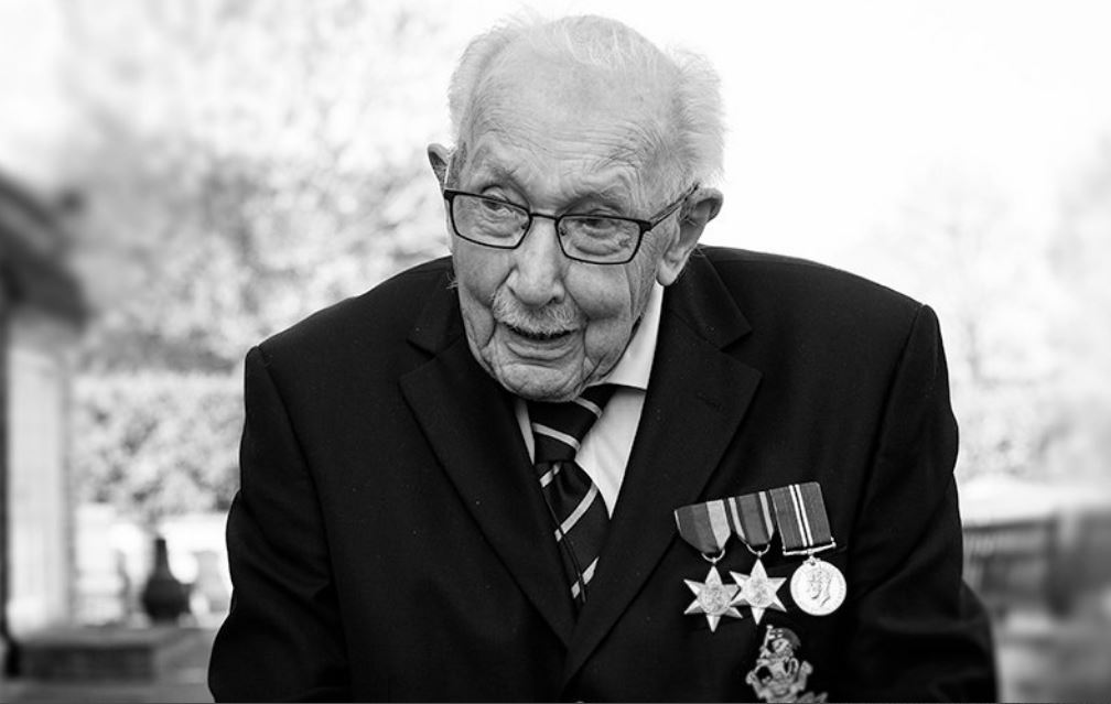 Στο νοσοκομείο με κοροναϊό ο Βρετανός βετεράνος που συγκέντρωνε χρήματα για το NHS