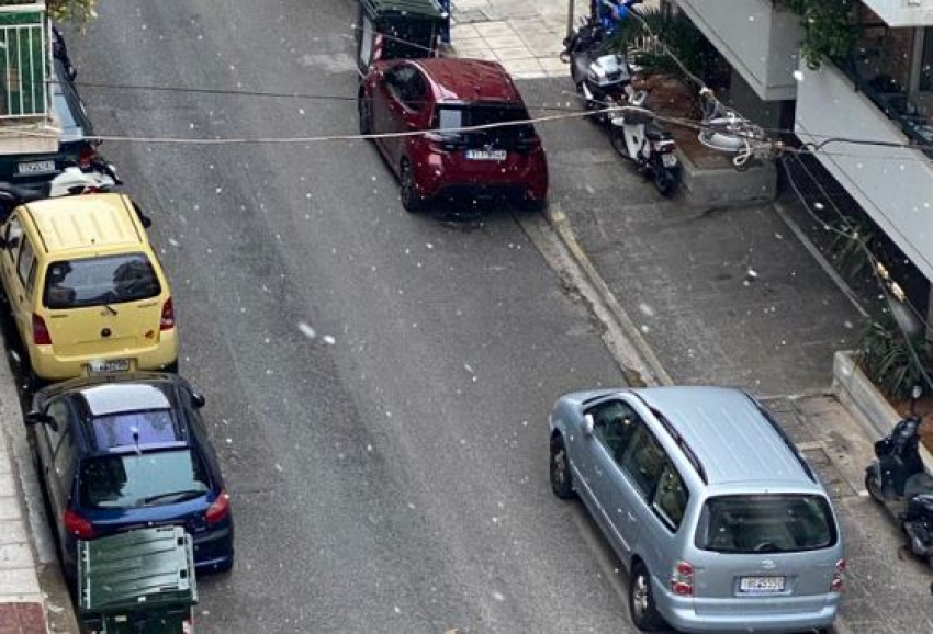 Έπεσαν οι πρώτες νιφάδες στο κέντρο της Αθήνας