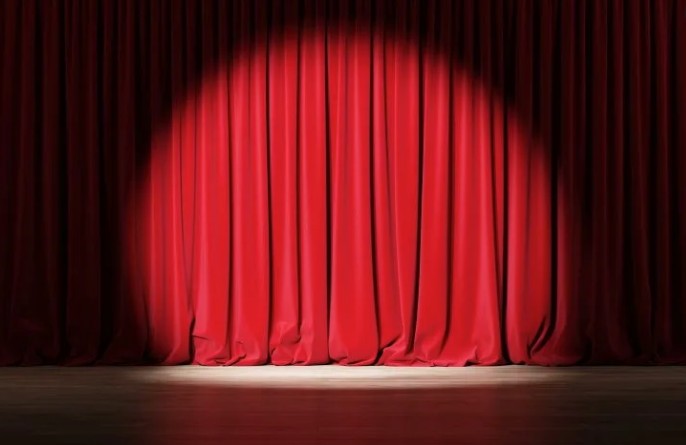 Το απόλυτο… σκοτάδι πίσω από τα φώτα της σκηνής