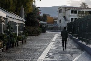 Κοροναϊός : Ποδαρικό στο 2021 με τους κρίσιμους δείκτες στα ύψη