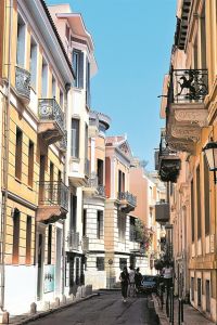 Στη σκιά του Ιερού Βράχου…