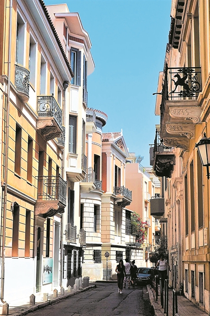 Στη σκιά του Ιερού Βράχου…