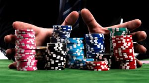 Ρέθυμνο: Πρόστιμο 5.000 ευρώ σε ιδιοκτήτη βίλας που οργάνωσε… χαρτί με 20 καλεσμένους