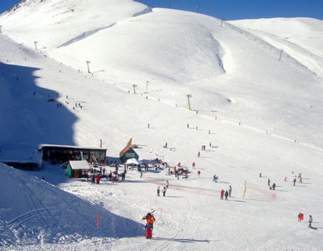 Γεωργιάδης : Μαζί με τα χιονοδρομικά κέντρα ίσως ανοίξουν και οι χώροι ενοικίασης στολών