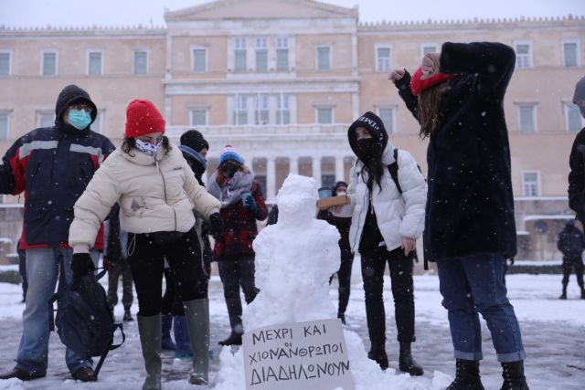 Οσο πέφτει η θερμοκρασία τόσο αυξάνεται η μεταδοτικότητα του κοροναϊού