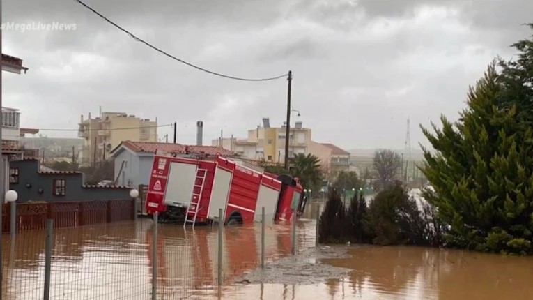 Θρήνος στον Έβρο για τον πυροσβέστη που έχασε τη ζωή του ενώ πήγαινε να απεγκλωβίσει μαθητές