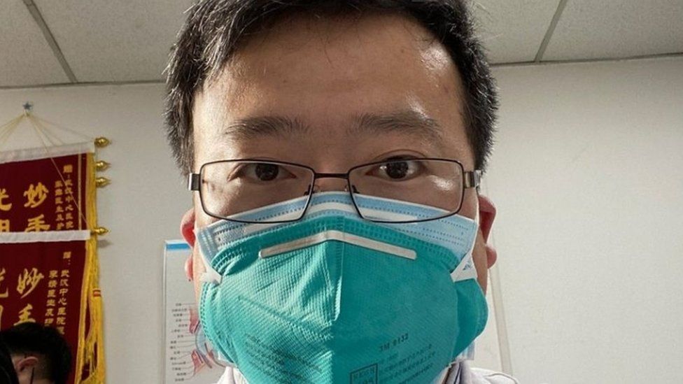 Κοροναϊός : Φόρος τιμής στον κινέζο γιατρό που σήμανε συναγερμό για την πανδημία
