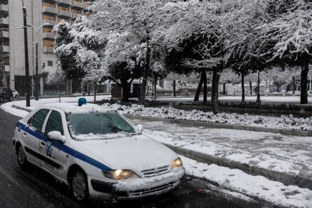 Προβλήματα σε δρόμους της Αττικής από τη σφοδρή χιονόπτωση – Πού εντοπίζονται