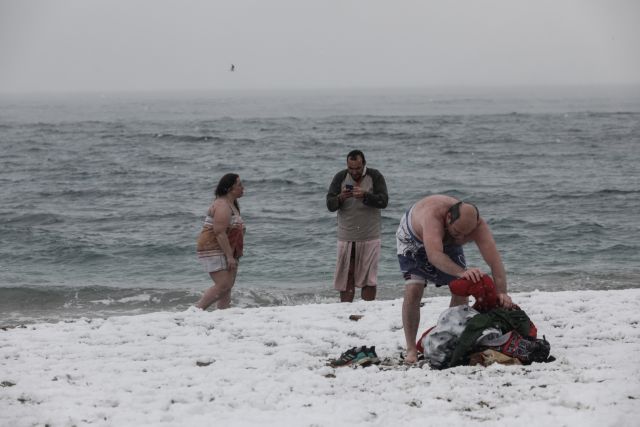 Ο χιονιάς δεν πτόησε τους χειμερινούς κολυμβητές