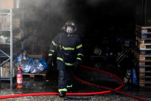 Περιστέρι : Μεγάλη φωτιά σε φανοποιείο