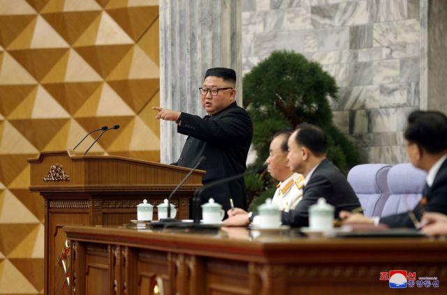 Ο Κιμ Γιονγκ Ουν κατηγορεί την… κυβέρνησή του ότι απέτυχε στα οικονομικά