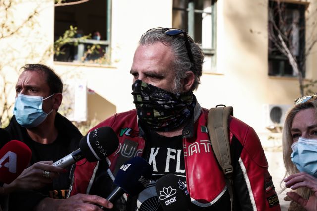 O Tσαρούχας κατέθεσε τους φακέλους του Σωματείου Ηθοποιών στον εισαγγελέα