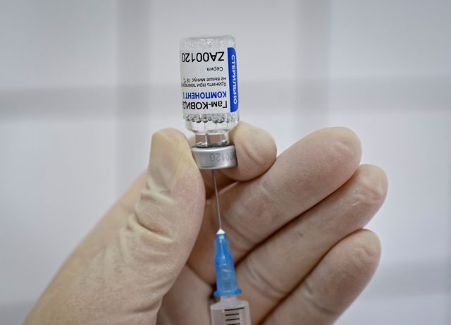 Διαχειρίσιμες και ήπιες κατά κανόνα οι παρενέργειες των εμβολίων κατά της Covid-19