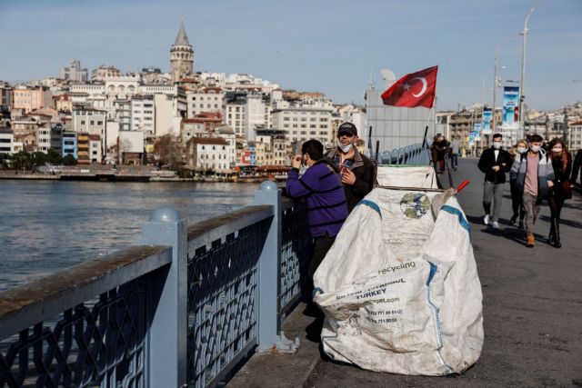 Τούρκος δημοσιογράφος για τον κοροναϊό και τα εμβόλια στη γείτονα: «Επιστροφή στον Μεσαίωνα»