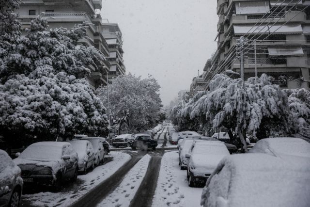 Ο χιονιάς παρέλυσε την Αττική – Χιόνισε και στο κέντρο – Συστάσεις στον κόσμο να μην μετακινηθεί | tanea.gr
