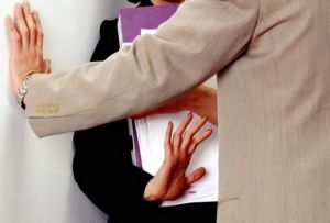 Λαμία : Χειροπέδες σε εργοδότη που θώπευσε 20χρονη υπάλληλό του