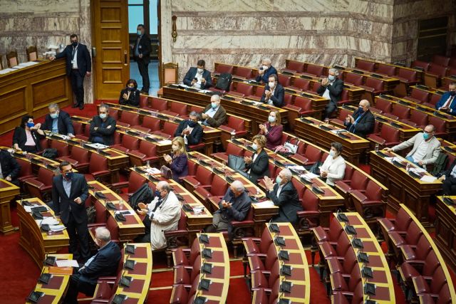 Επιμένει στην ψήφιση του νομοσχεδίου για τα ΑΕΙ η Κεραμέως – Αντιπαράθεση με Τσίπρα για το «ρίσκο» των διαδηλώσεων