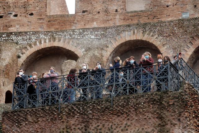 Η Ιταλία χαλαρώνει τους περιορισμούς – Ξανάνοιξαν μπαρ, εστιατόρια κι αρχαιολογικοί χώροι