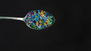 Χιλιάδες μικροπλαστικά καταλήγουν στον οργανισμό μας