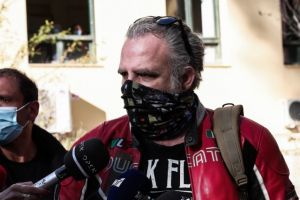 Ο Τσαρούχας καταθέτει τους φακέλους του ΣΕΗ με τις υποθέσεις σεξουαλικής βίας στον Εισαγγελέα