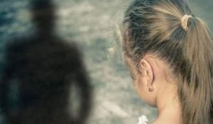 «Αναρωτιέμαι από τι γλίτωσα» – Μαρτυρία ανήλικης για γνωστό σκηνοθέτη