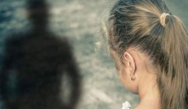 «Αναρωτιέμαι από τι γλίτωσα» – Μαρτυρία ανήλικης για γνωστό σκηνοθέτη