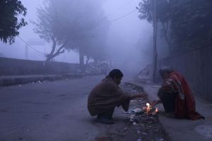 Όσοι δεν πεθαίνουν από τον ιό πεθαίνουν από το ψύχος