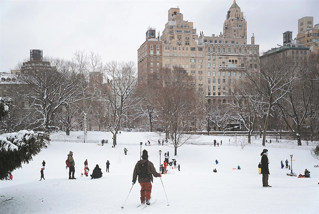 New York, New York! Το «βαρύ» χιόνι καλύπτει… τον κορωνοϊό