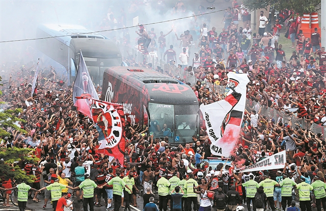 Τσουνάμι τον παρέσυρε…