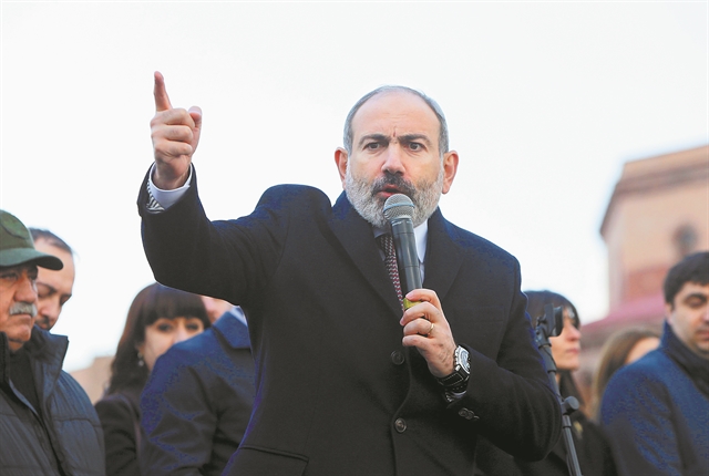 Κατηγορεί τον στρατό για απόπειρα πραξικοπήματος