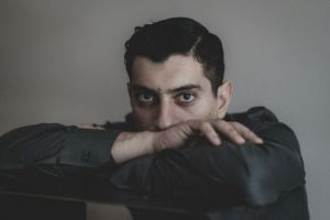 Ο Αργύρης Πανταζάρας γρονθοκοπηθεί τον εαυτό του και ματώνει σε ένα συγκλονιστικό βίντεο κατά της βίας