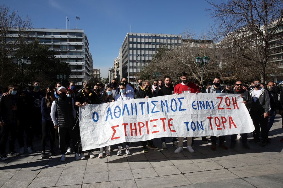 Συγκέντρωση διαμαρτυρίας από αθλητές – Ζητούν να επιστρέψουν στα γήπεδα