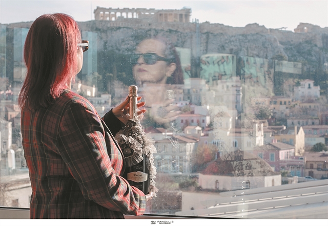 Με τις υπογραφές 14 γνωστών designers…