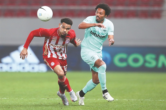 Παραμένει σε εγρήγορση