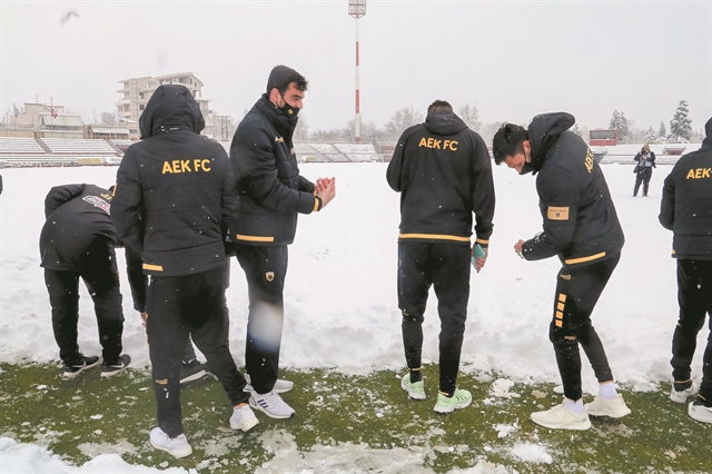 Επαιξαν… χιονοπόλεμο