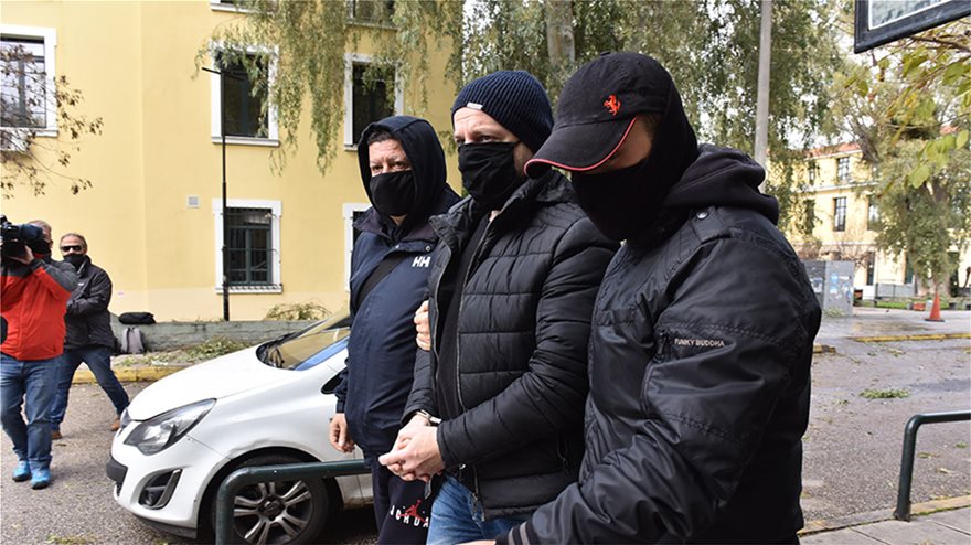 Στην Ευελπίδων με χειροπέδες ο Δημήτρης Λιγνάδης – Κατηγορείται για βιασμό κατά συρροή