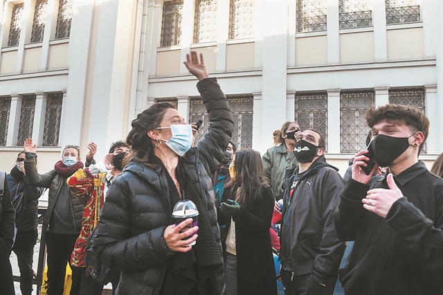 Ο λόγος στους θεσμούς