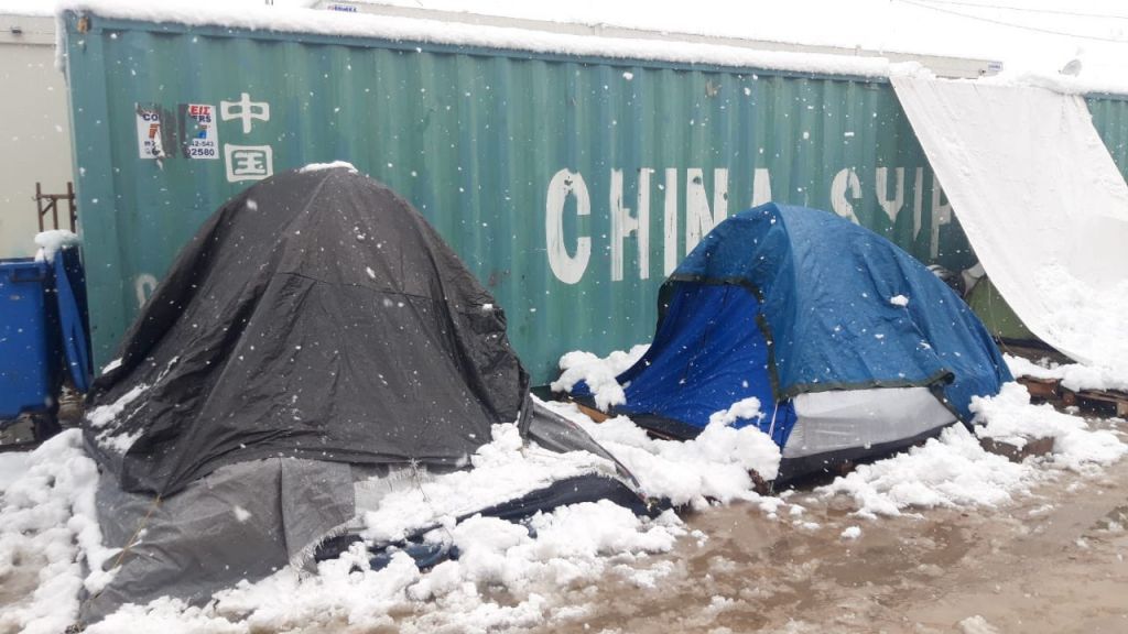 Στο έλεος της «Μήδειας» οι πρόσφυγες – Το χιόνι «έθαψε» τις σκηνές στους καταυλισμούς
