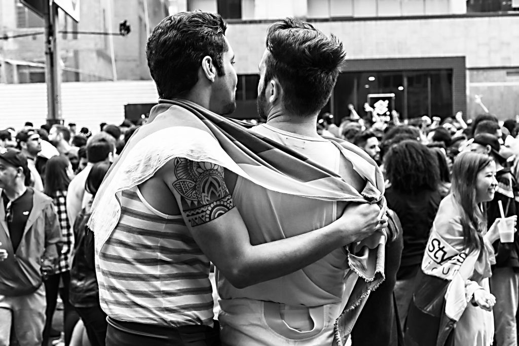 Με τους ανέργους ή με τις ταυτότητες;