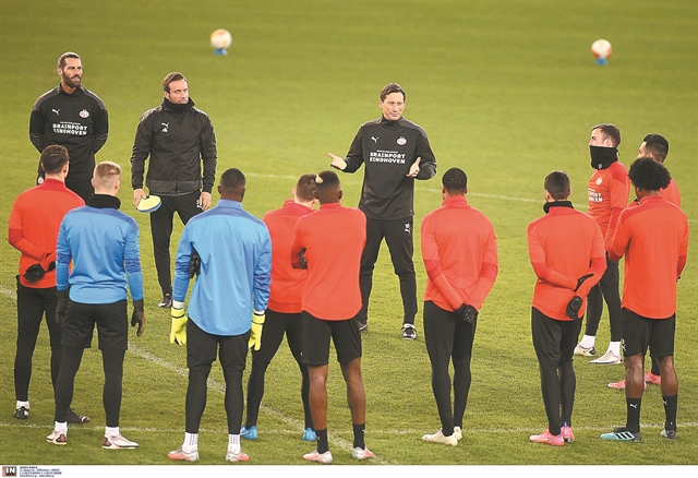 PSV:  Μπελάδες για τον Ρότζερ Σμιντ