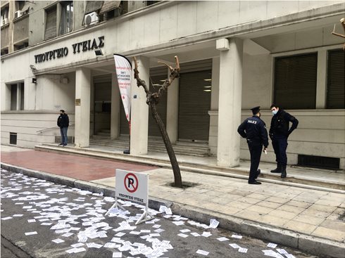 Ο… ημιπιτσιρικάς γιος του Νίκου Βούτση στους προσαχθέντες του Ρουβίκωνα