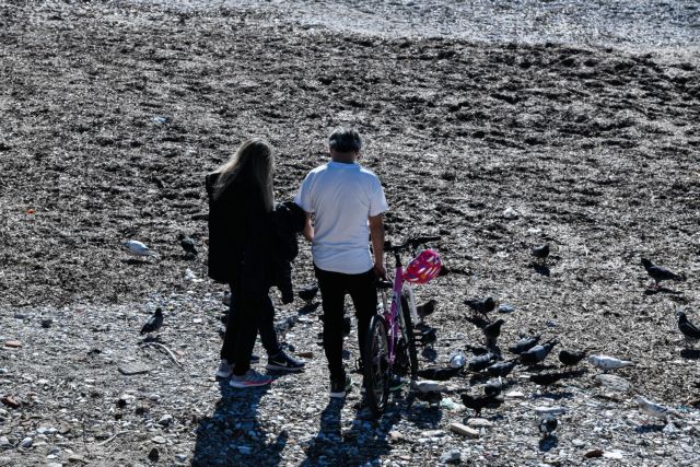 Κοροναϊός : Στις παραλίες οι Αθηναίοι με σύμμαχο τον καλό καιρό